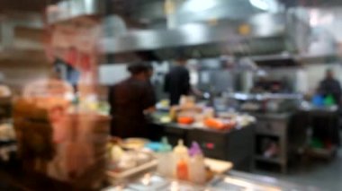 Aşçıların aşçılığını yaptığı bulanık arka plan restoranı mutfağı.
