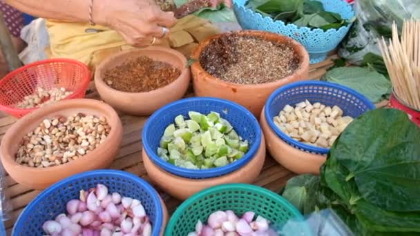 Comida tradicional tailandesa. Postre de tradicional tailandés. mercado de alimentos callejeros — Vídeo de stock