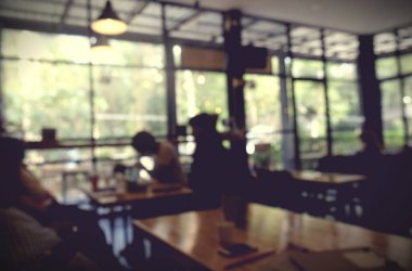 Kahve dükkanının arka planı bulanık. Bokeh ışığı ve klasik filtresi var.