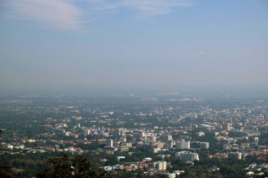 Dağın tepesindeki ağaç gün batımında gökyüzü bulutlu güneş manzarası manzaralı şehir manzaralı