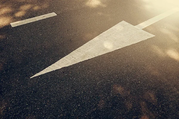 道路上の白い線と新しいアスファルトのテクスチャ — ストック写真