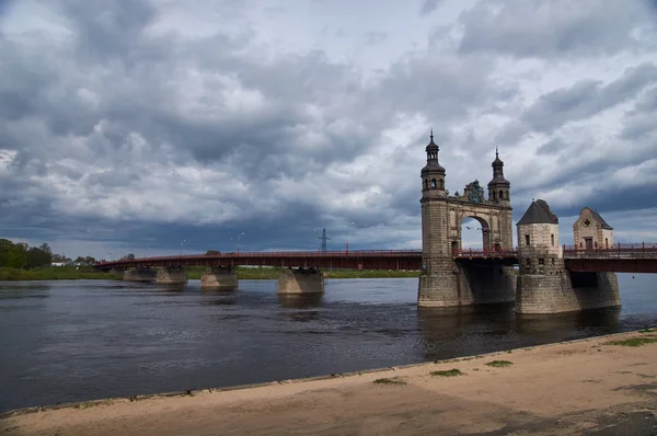 Queen Louise Bridge. Stadt Sowetsk (Tilsit). bei trübem Wetter lizenzfreie Stockfotos