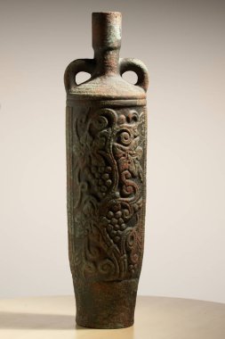 Meyve ve yapraklarıyla süslenmiş seramik şişeler..