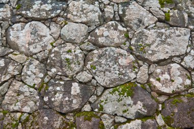 Duvar büyük taşlarla kaplı, eski..