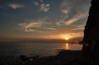 Kızıl güneş dağ tepelerinin ardında batar, ahududu günbatımı