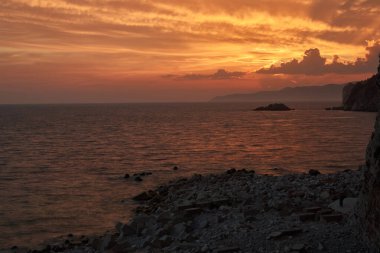 Kızıl güneş dağ tepelerinin ardında batar, ahududu günbatımı