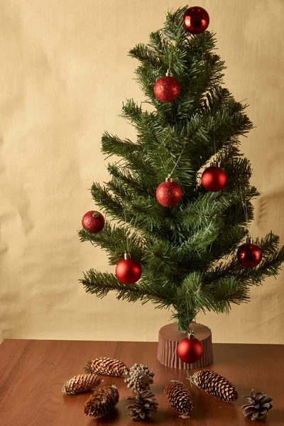 Noel ağacı ve ahşap arka planda süslemeler
