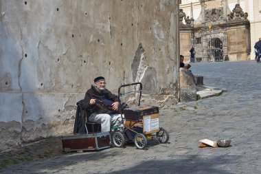 Çek Cumhuriyeti, Prag, 09.05.2019: Prag sokaklarındaki yaşlı müzisyen