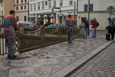 Prag Çek Cumhuriyeti - 05.09.2019: Prag 'daki gereksiz kilitlerden siperleri temizlemek