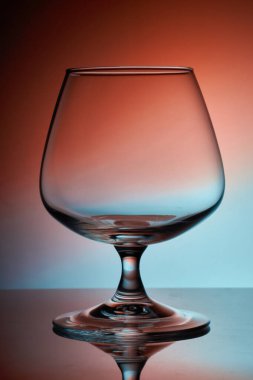 İzole edilmiş boş şarap kadehi renkli arka plan. Çoğu şarap kadehi, yani kadehler üç parçadan oluşur: kase, gövde ve ayak..
