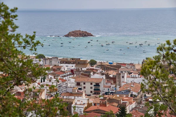 Tossa de Mar 'ın şehrin yakınındaki dağlardan görünüşü
