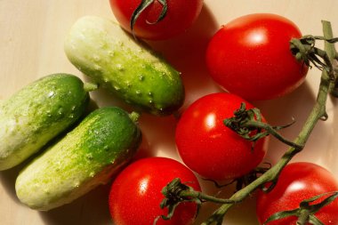 Bir dalda yiyecek, salatalık ve domates.