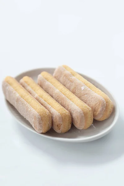 Galletas en un platillo sobre un fondo blanco aislado —  Fotos de Stock