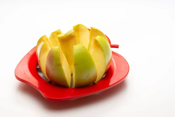 Aan Apple kısmen beyaz arka planda Apple kesicisiyle kesilmiş kısmen beyaz arka planda Apple kesicisiyle kesilmiş.
