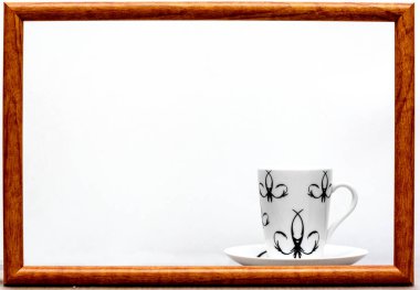 Beyaz bir arka planda, baget çerçeveli bir fincan çay.