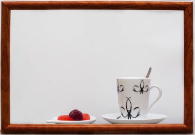 Beyaz arka planda baget şeklinde marmelatlı bir fincan çay.