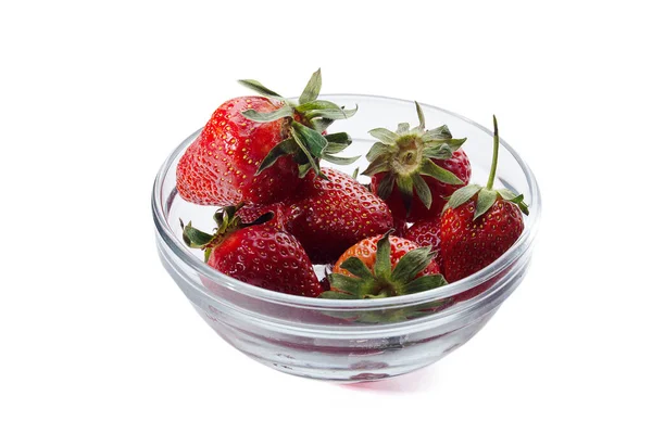 Fresas rojas frescas en una ensaladera transparente sobre un fondo blanco — Foto de Stock