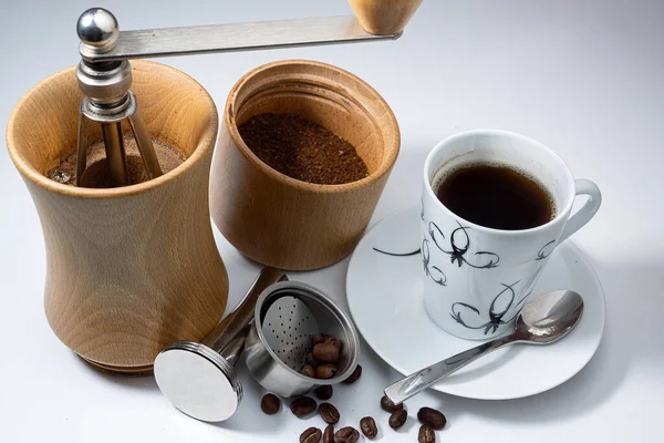 Moulin à café manuel moulu filtre presse et tasse de café et grains de café — Photo
