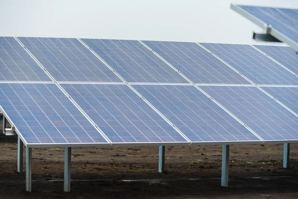 Екологічна зелена енергія. завод сонячних панелей змонтований на землі — стокове фото