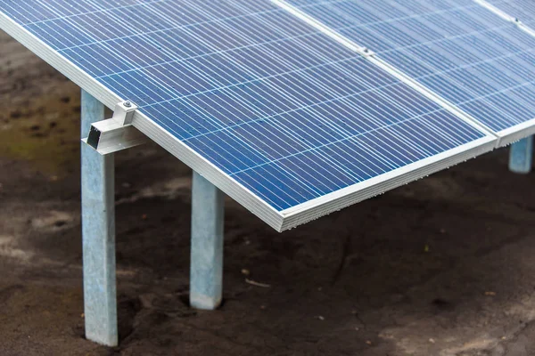 Energia ecológica verde. planta de painéis solares montada no chão — Fotografia de Stock