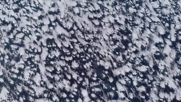 寒い冬の天候でバイカル湖に雪の装飾が施された凍結美しい湖の4Kビデオ シベリア イルクーツクの四重曹で撮影された氷の湖の雪のテクスチャ ロシアの完璧な背景青の凍結湖 — ストック動画