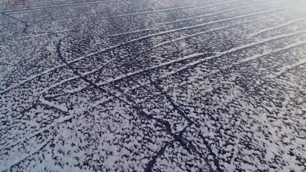 在寒冷的冬日里 在白卡湖上有雪地装饰的冰冻美丽的湖泊的4K视频 西伯利亚 伊尔库茨克 冰湖上的雪质感被拍成电影 俄罗斯完美的背景蓝色冰冻湖 — 图库视频影像