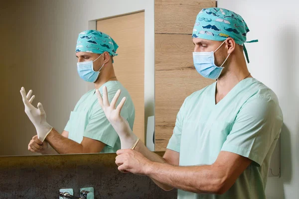 Doktor Ellerinde Steril Tıbbi Eldivenlerle Çin Deki Bir Coronavirus Covid — Stok fotoğraf