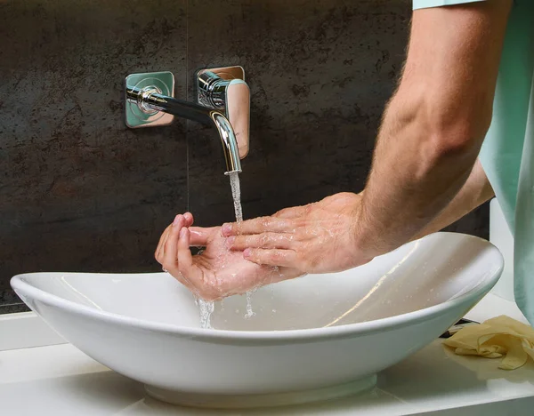 コロナウイルスのパンデミックを防ぐための石鹸で水の下で手を洗うの写真を閉じる Covid — ストック写真