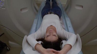 Leğen kemiğinin tomografisi ve kadınlar için sert dokular. Doku hastalıklarını tedavi etmek için tomografi. Genç bir kızın organlarının profesyonel teşhisi.