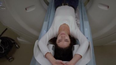 Güzel kız için temporomandibular eklem tomografisi. İşaretleme ve diş implantı için hesaplanmış tomografi. Onkolojik patolojinin doğasını belirleme ve netleştirme ihtiyacı.