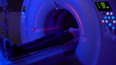 Klinikte mavi ve kırmızı lazerli bir kızın leğen kemiğinin bilgisayar teşhisi. Cerrahi ve onkolojik patolojilerin tomografisi, yaralanmalar, jinekolojik ve ürolojik hastalıklar, vasküler patoloji.