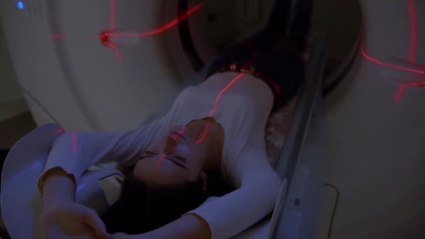 Czerwone Promienie Skanują Dziewczynę Tomografii Płuc Narządów Śródpiersia Sprawdzanie Stanu — Wideo stockowe