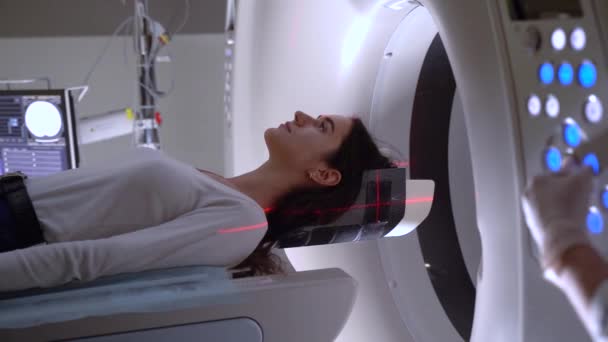 CT scan of the spine of a beautiful girl. Determination of the presence and degree of damage to bone and cartilage. Treatment of osteoporosis, osteomyelitis, osteochondrosis, intervertebral hernia. — Stock Footage Scan Spine Beautiful Girl Determination Presence Degree Damage Bone Cartilage Royalty Free Stock Video