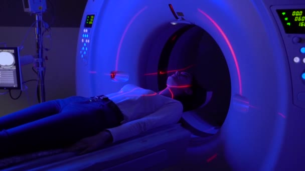 Mavi Renkli Kırmızı Lazerli Bir Klinikte Eklem Tomografisi Bir Kız — Stok video