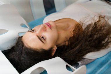 Kanserli bir kızın tomografisi. Hasta, çoklu spiral bilgisayarlı tomografi kullanılarak klinikte muayene ediliyor.