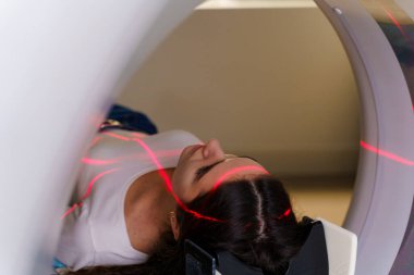 Kızıl ışınlar kızı tarayıp akciğerlerin ve mediastal organların tomografisini çeker. Damarların, nefes borusunun ve bronşların durumunu kontrol ediyorum.