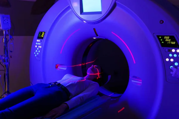 Klinikte mavi ve kırmızı lazerli bir kızın leğen kemiğinin bilgisayar teşhisi. Cerrahi ve onkolojik patolojilerin tomografisi, yaralanmalar, jinekolojik ve ürolojik hastalıklar, vasküler patoloji.