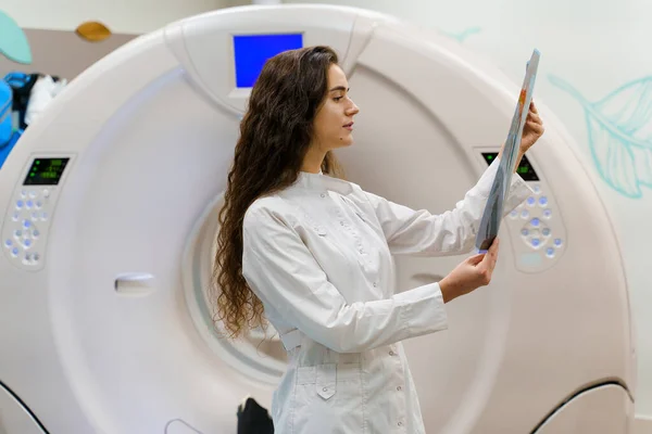 Jovem Estudante Medicina Vestido Olha Para Imagem Raio Cérebro Paciente — Fotografia de Stock