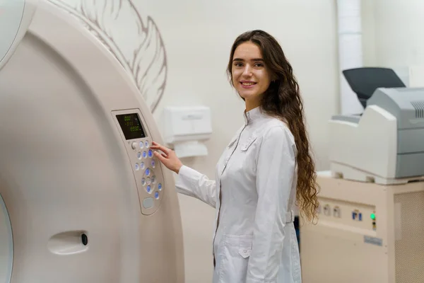 Medical Doctor Does Computer Tomography Fot Patient Young Girl White — Stock Photo, Image