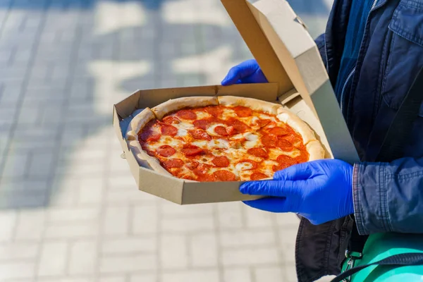 Consegna Pizza Sicurezza Dal Ristorante Corriere Alimentare Guanti Medici Foto — Foto Stock