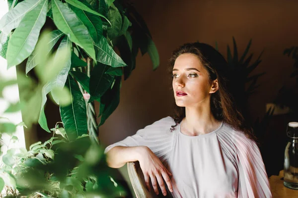Retrato Belleza Una Mujer Jardín Verde Chica Queda Casa Mira —  Fotos de Stock