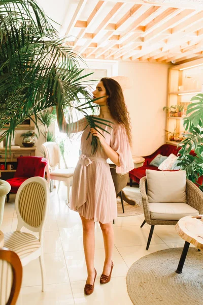 Uzun Boylu Rüya Gibi Bir Kız Palmiye Ağacını Eline Alır — Stok fotoğraf
