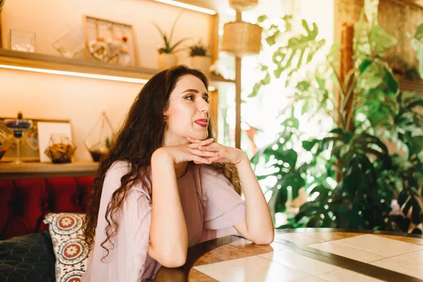 Menina Engraçada Mostra Sua Língua Sorriso Jovem Está Brincar Brincar — Fotografia de Stock