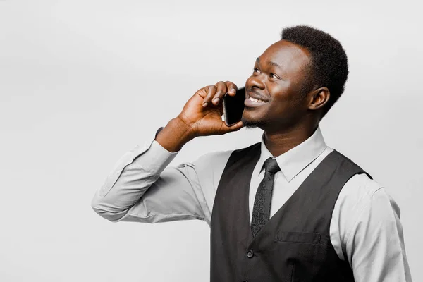 Happy Black Man Speaks Phone Smiles Smiling African Man Dark — Stock Photo, Image