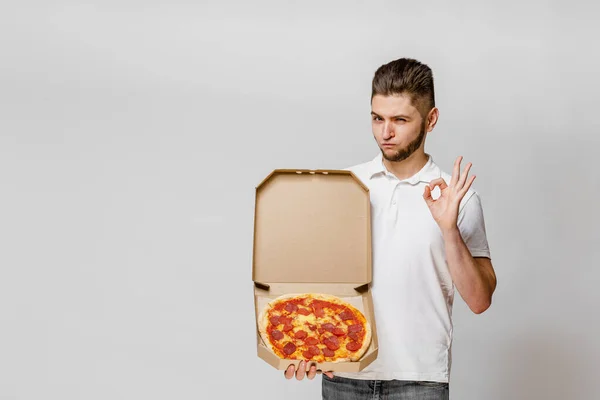 Young Caucasian Man Shows Line Pizza Delivery Restaurant Safety Delivery — Stock Photo, Image