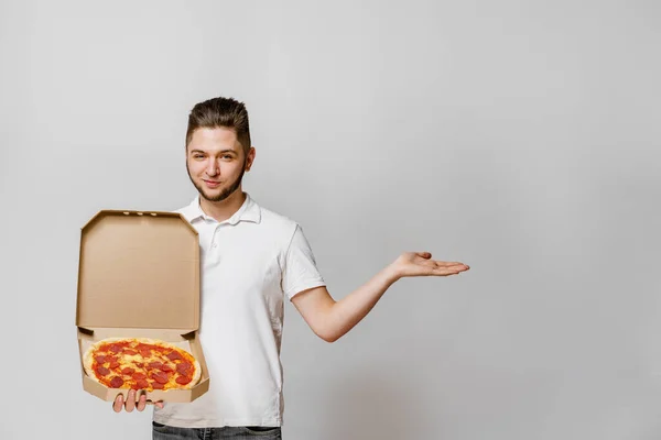 Snygg Lundkurir Med Pizzapunkter Till Tomt Utrymme För Textreklam Säker — Stockfoto