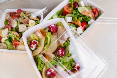 3 yeşil doğal salata, mikroyeşil, dana eti, salatalık, domates, peynir, kepek, peal. Karantina covid 19 'a güvenlik teslimatı. Evde kalanlara verilen sıra siparişiyle.