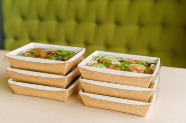 Sosyal ağlar için 3 + 3 salata reklamı. Ekolojik termik kutuda 6 yeşil doğal salata. Organik yemekler. Biyolojik ayrıştırılabilir tek kullanımlık sofra takımı. Güvenlik teslimatı karantina alanı 19. Hat siparişinde. Lezzetli yemek.