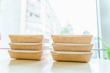 Sosyal ağlar için 3 + 3 salata reklamı. Ekolojik termik kutuda 6 yeşil doğal salata. Organik yemekler. Biyolojik ayrıştırılabilir tek kullanımlık sofra takımı. Karantina covid 19 'a güvenlik teslimatı. Satır sırası.