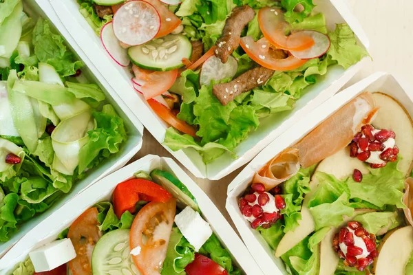 Grüne Natürliche Salate Öko Thermo Box Mit Mikrogrün Kalbfleisch Gurken — Stockfoto